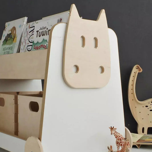 Bücherregal aus Holz auf Rädern