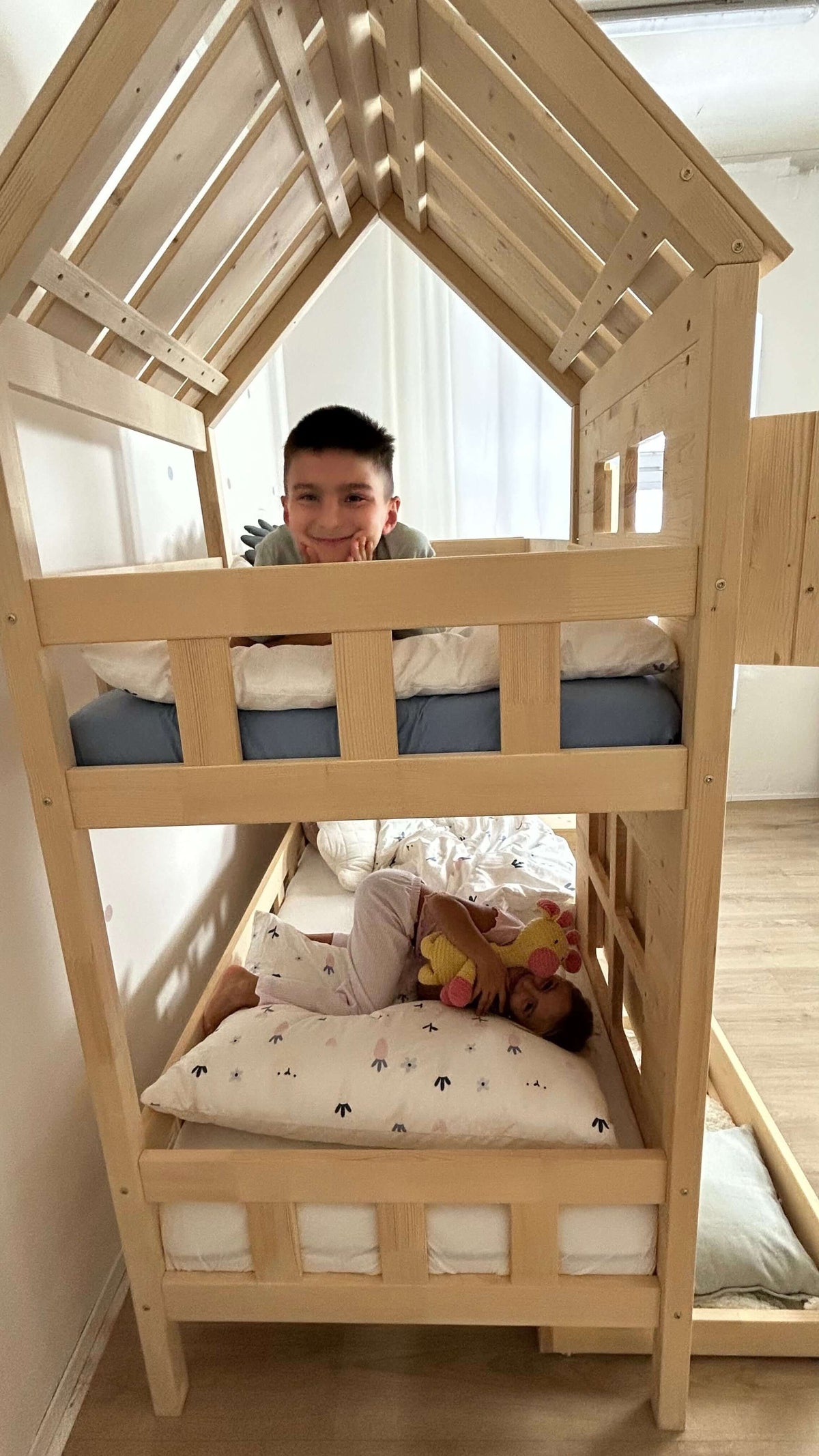 Holz Etagenbett HOLIDAY mit Dach für Kinder