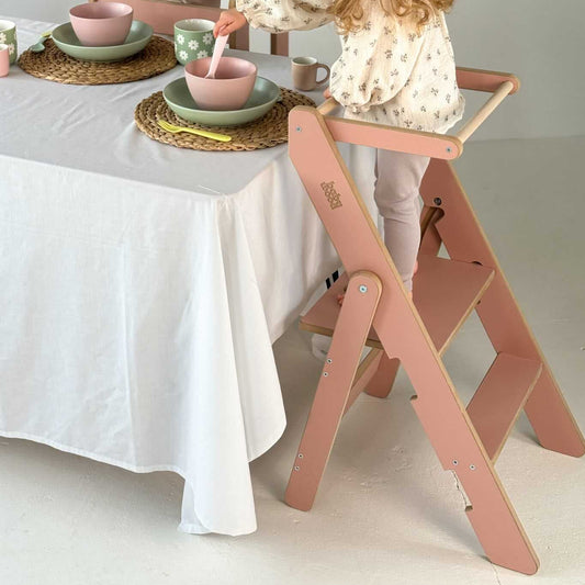 Faltbarer Küchenhefer, versch. Farben, extradünn - Kinder nutzen Lernturm zum Zubereiten von Essen am Tisch.