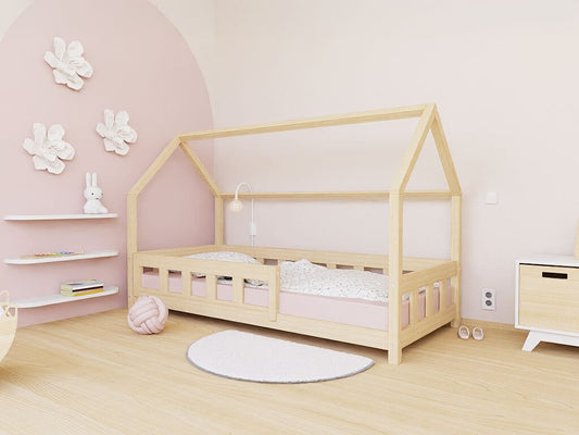 Hausbett ANNI aus Holz im Kinderzimmer
