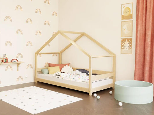 Hausbett NIKA in Natur aus Holz im Kinderzimmer