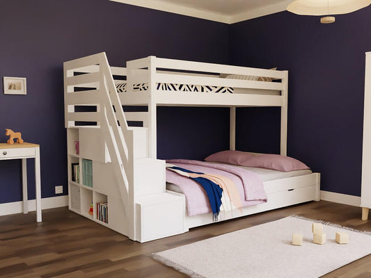 Holz Etagenbett HANNES für 3 Personen mit Stufenregal, versch. Farben in einem modernen Kinderzimmer.