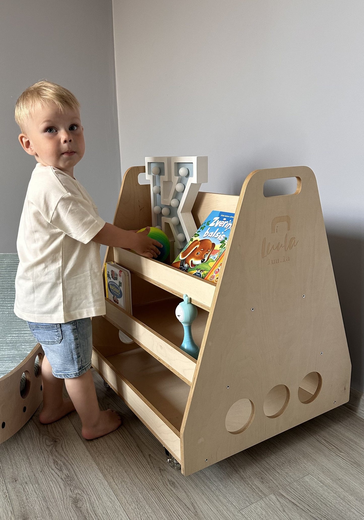 Montessori-Regal auf Rädern