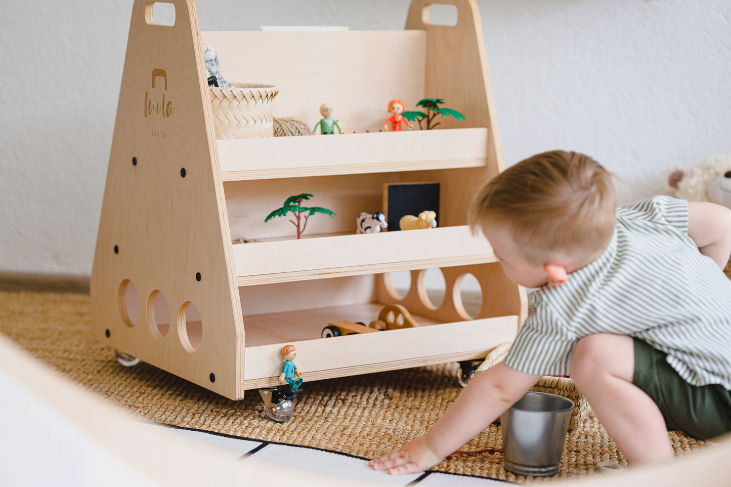 Montessori-Regal auf Rädern