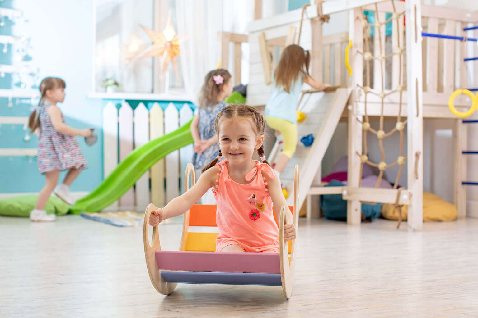 Kinderspielen auf einem Indoor Klettergerüst und Kletterdreieck