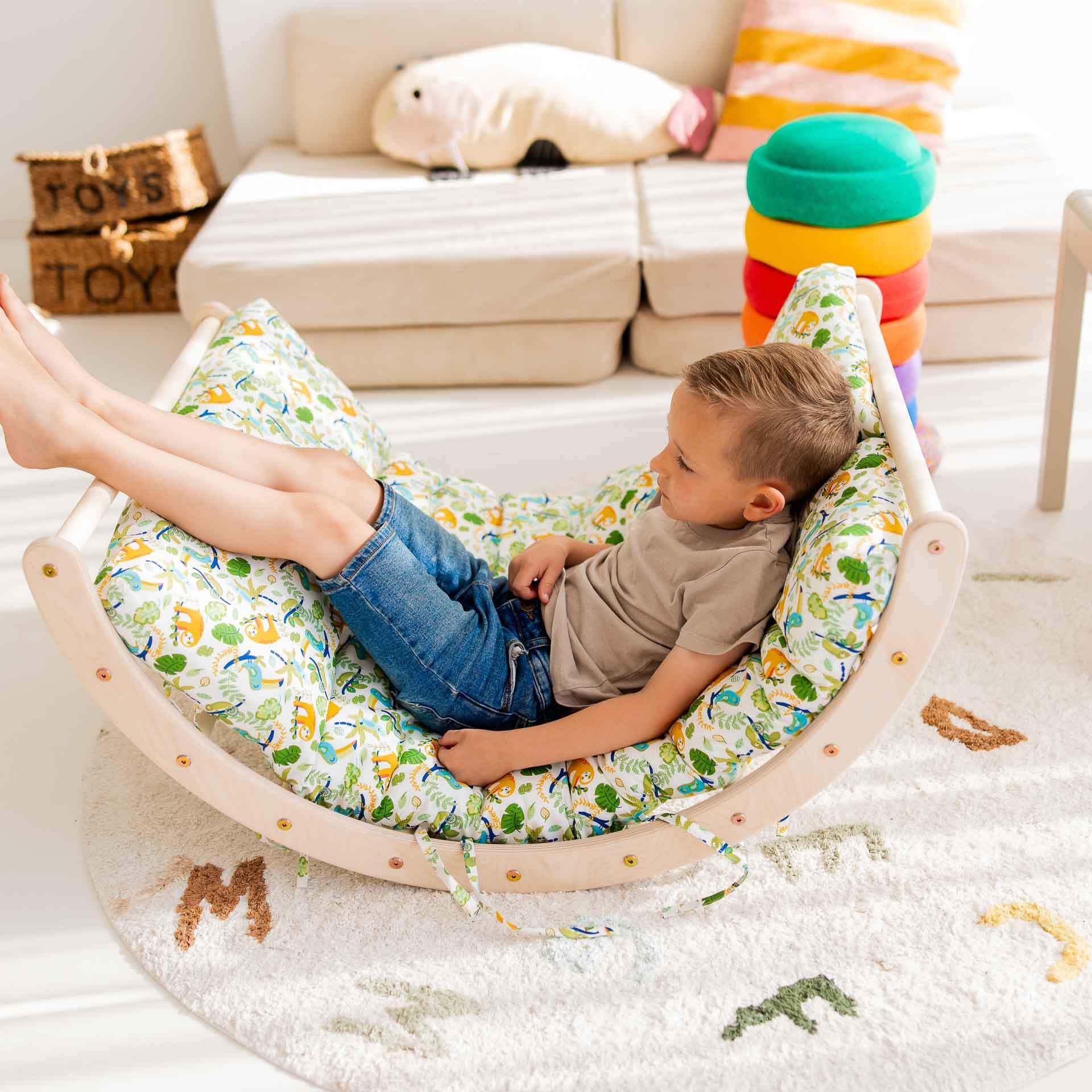 Jungen spielen entspannt auf einem Kletterbogen in bunten Farben und Holz, perfekt für aktive Kinder.