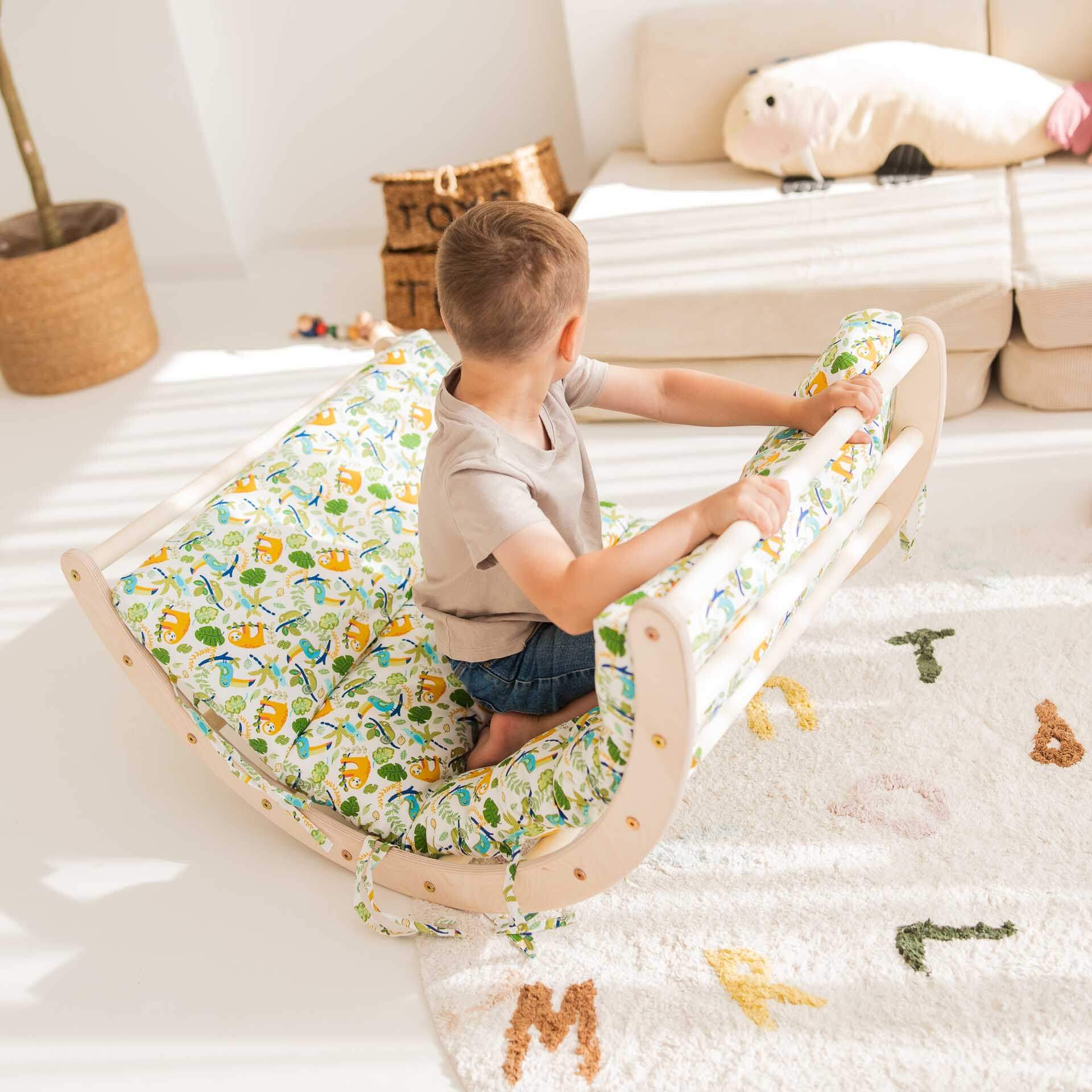 Kind spielt auf einem farbenfrohen Kletterbogen aus Holz, fördert Bewegungsfähigkeiten und Kreativität.