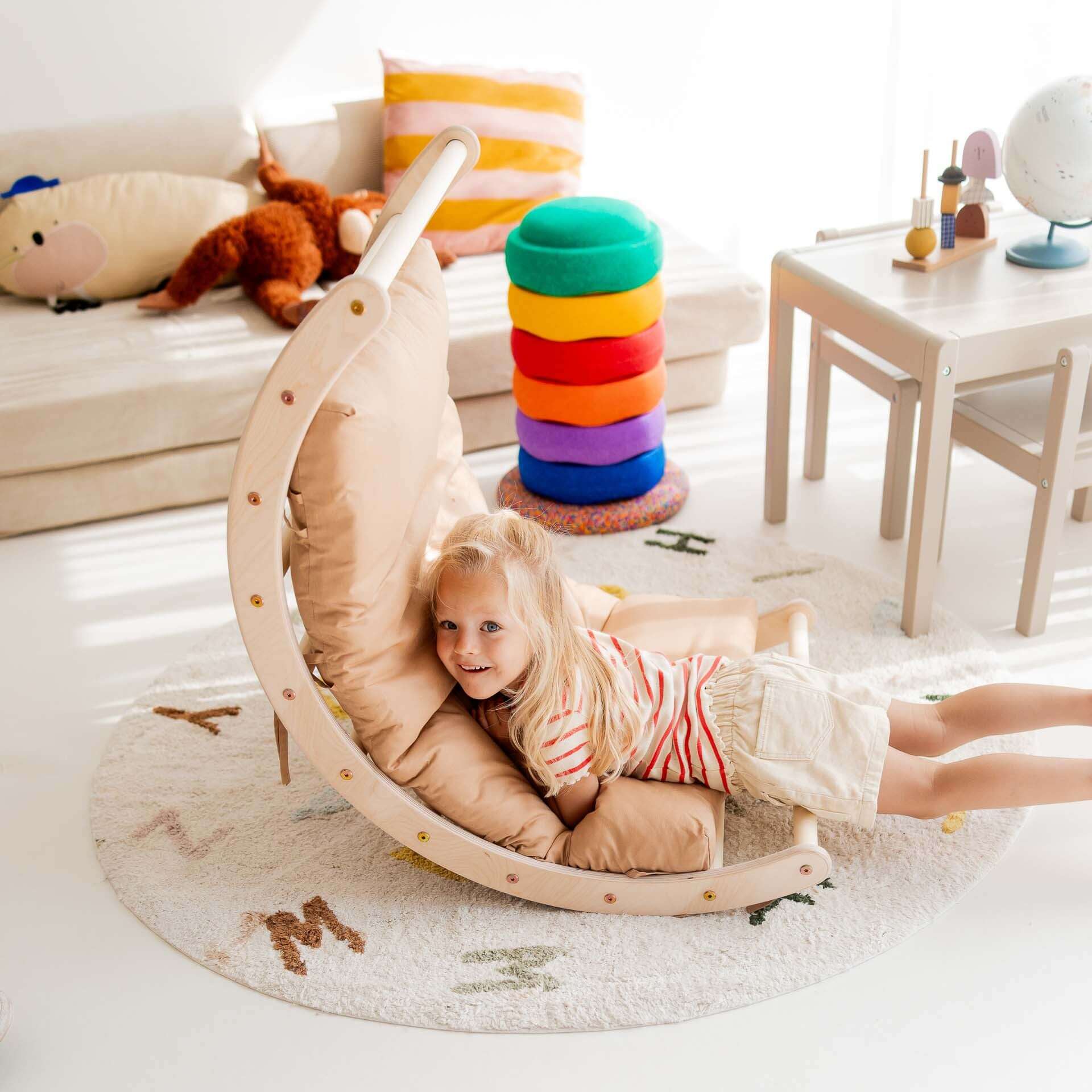 Kletterbogen Basic aus Holz, spielendes Kind in verschiedenen Größen, fördert Bewegungsfähigkeiten und Spaß.