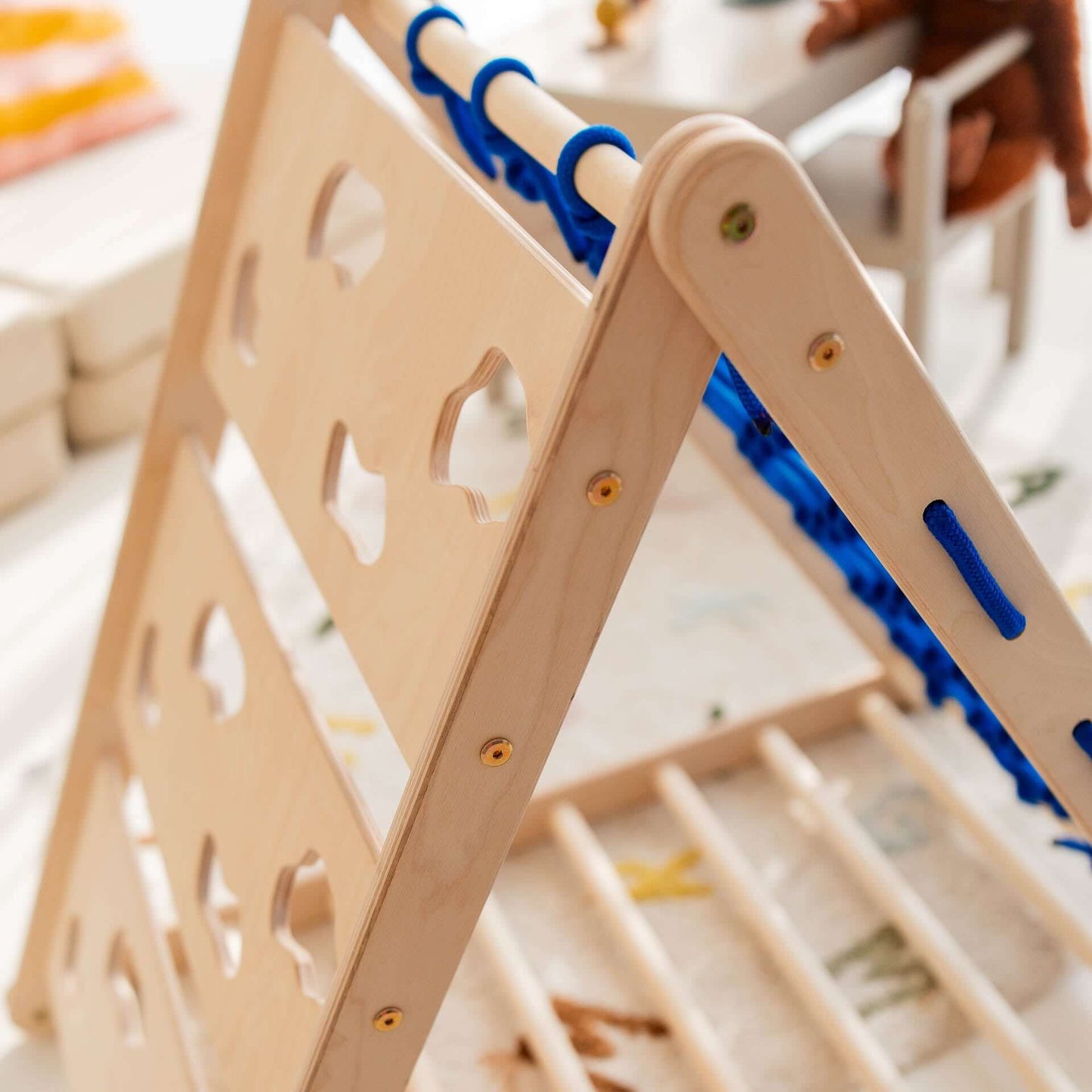 Kletterdreieck Äffchen mit Sprossen und Netz für Kinder zum Klettern und Spielen, aus hochwertigem Holz.