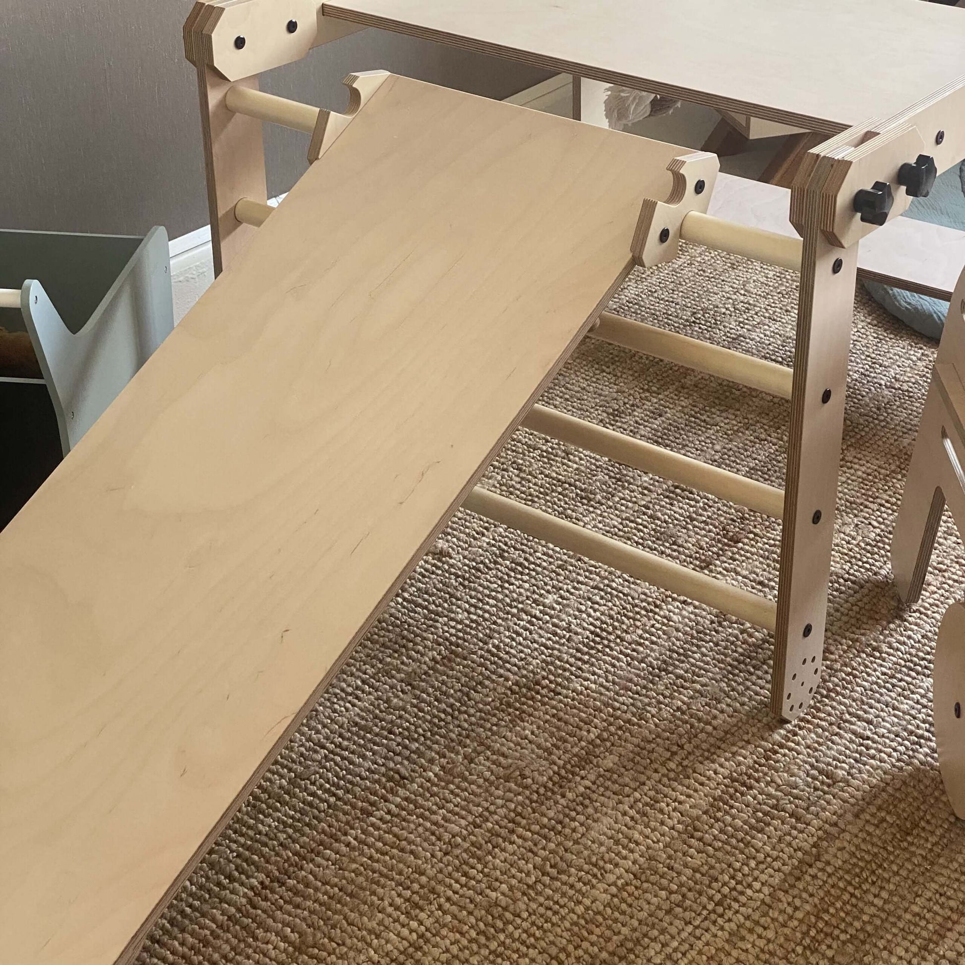 Kletterset / Klettertisch NABU mit Kletterrampe und Spieltisch für kreatives Spielen und Zeichnen.