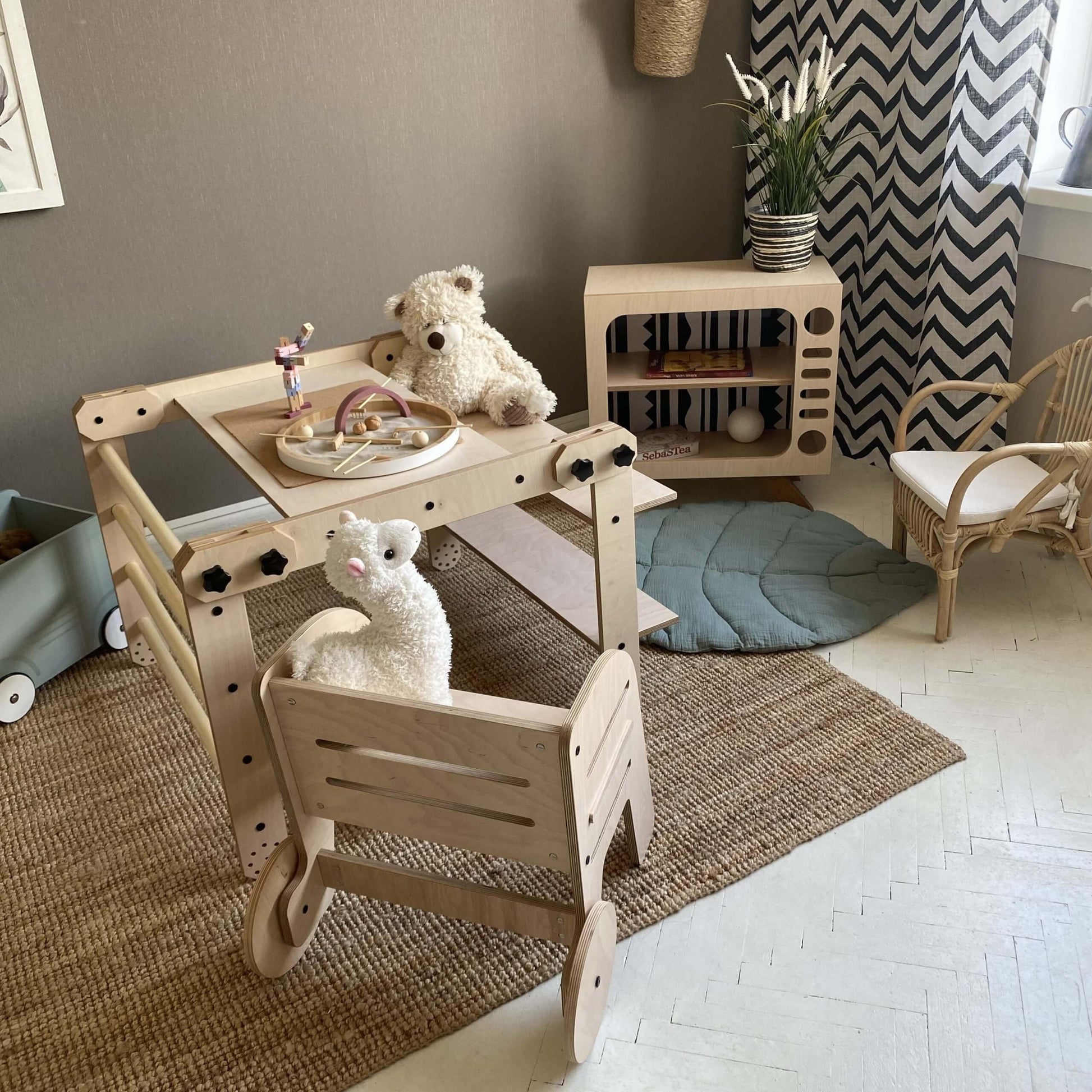 Kletterset / Klettertisch NABU in einem gemütlichen Kinderzimmer mit Spielzeug und Möbeln