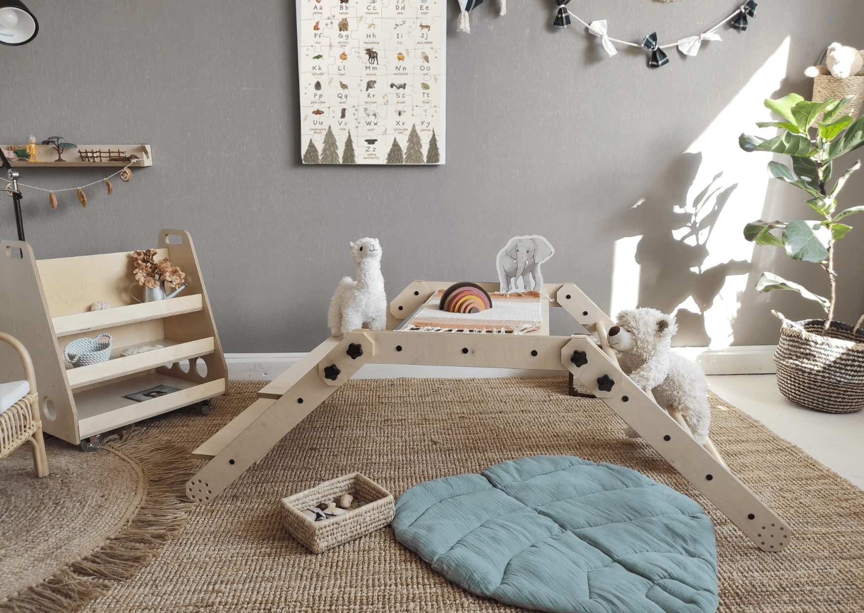 Kletterset / Klettertisch NABU in einem kreativen Spielzimmer mit Spielzeug und dekorativen Elementen.