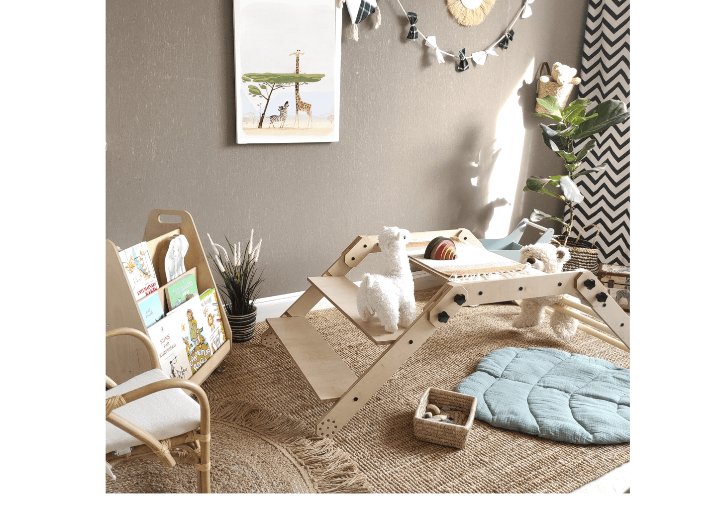 Kletterset / Klettertisch NABU in einem gemütlichen Spielzimmer mit Spielzeugen und Pflanzen.