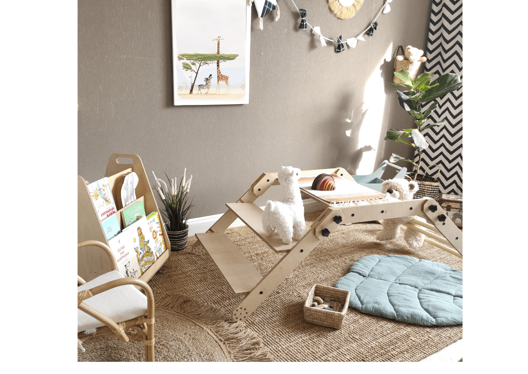 Kletterset / Klettertisch NABU in einem gemütlichen Spielzimmer mit Spielzeugen und Pflanzen.