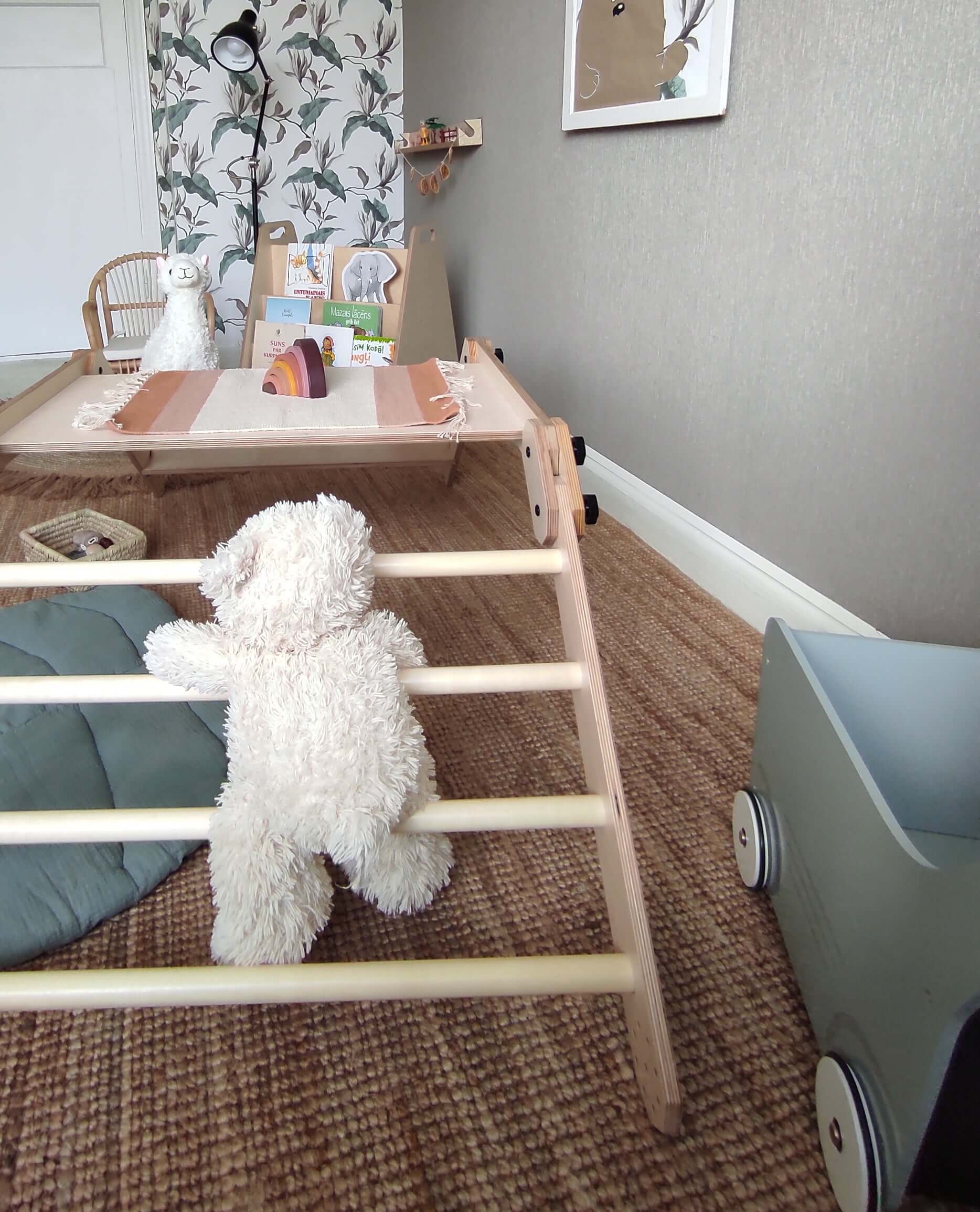 Kletterset / Klettertisch NABU mit Spielzeug und Kletterrampe für kreatives Spielen und Sitzen.