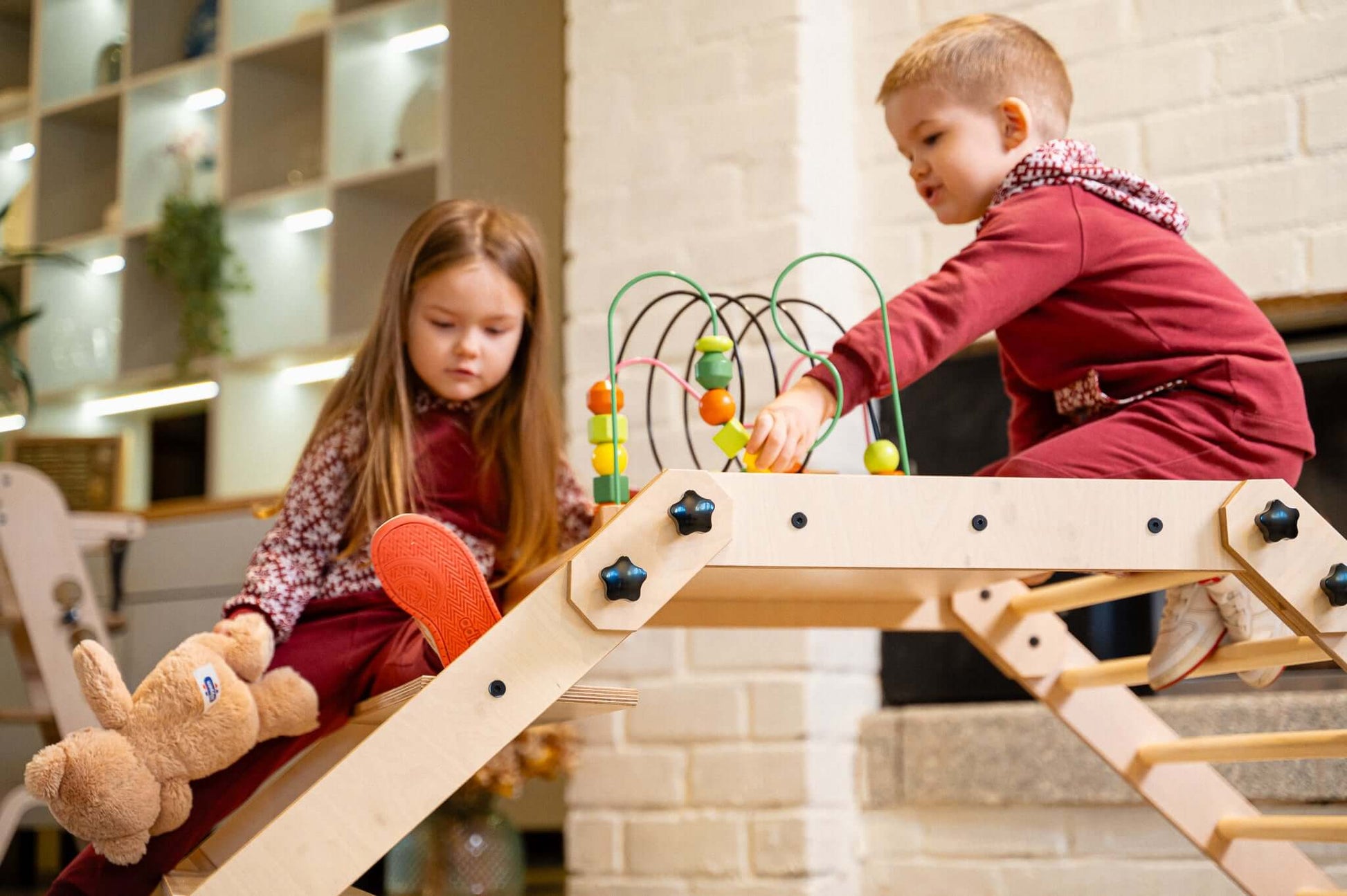 Kinder spielen mit dem Kletterset / Klettertisch NABU, kreativ und aktiv am Kindertisch in einem hellen Raum.
