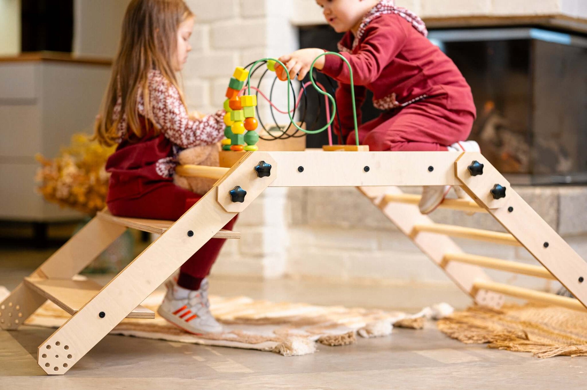 Kletterset / Klettertisch NABU mit zwei Kindern, die aktiv spielen und kreativ sind.