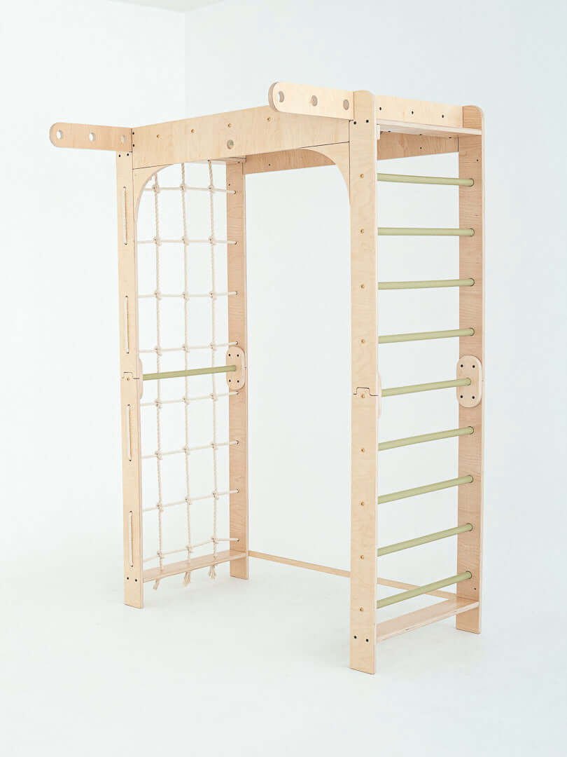 Kletterwand Klimby "Abenteurer" – Indoor Spielplatz für kleine Entdecker mit Kletterelementen.