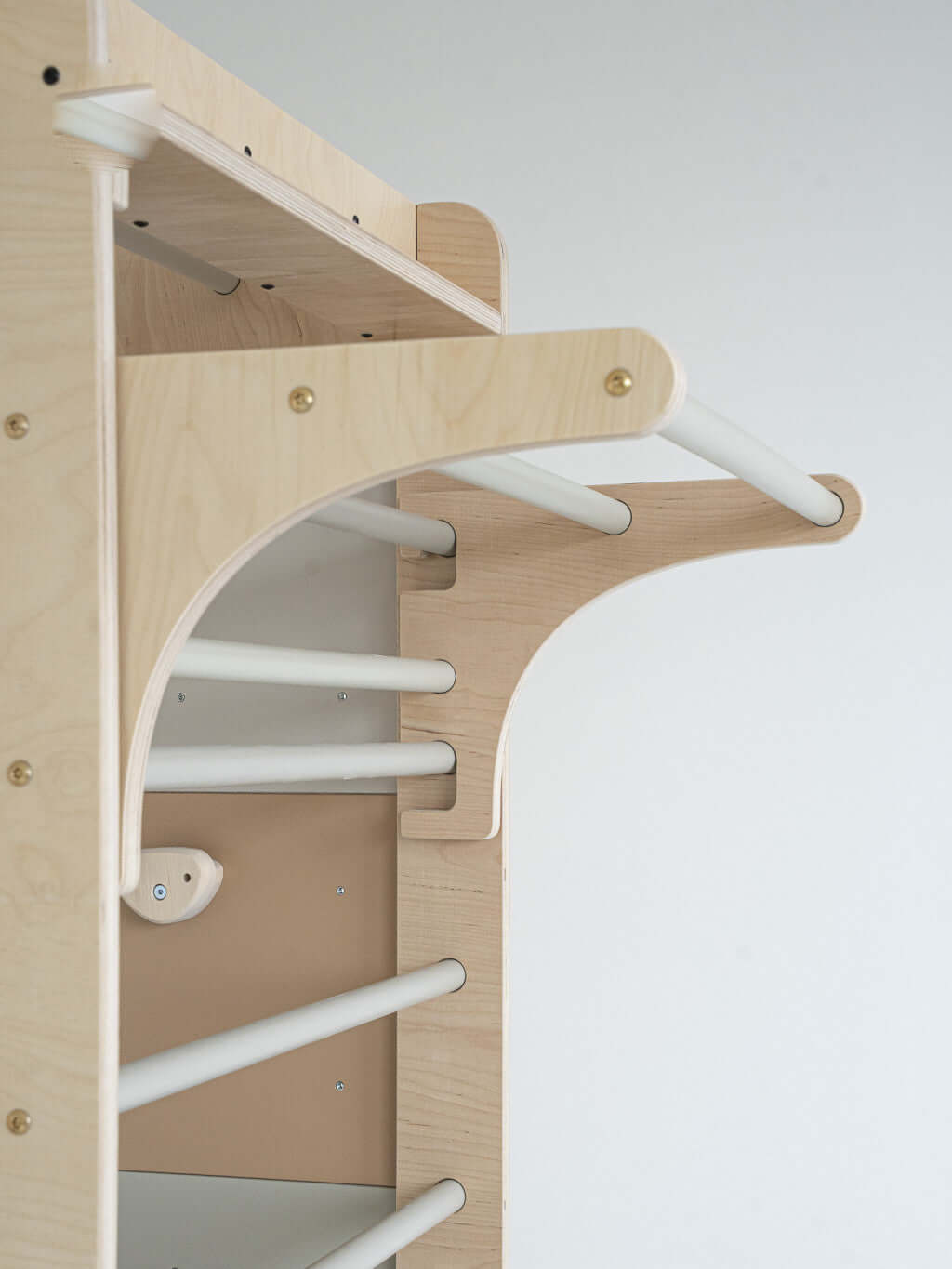 Detailansicht der Kletterwand Klimby "Eroberer" mit stabilen Holzgriffen für Kinder im Indoor Spielplatz