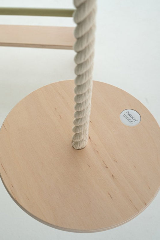 Kletterwand Klimby "Gipfelstürmer" - Detailaufnahme des runden Holzsockels mit Seil.