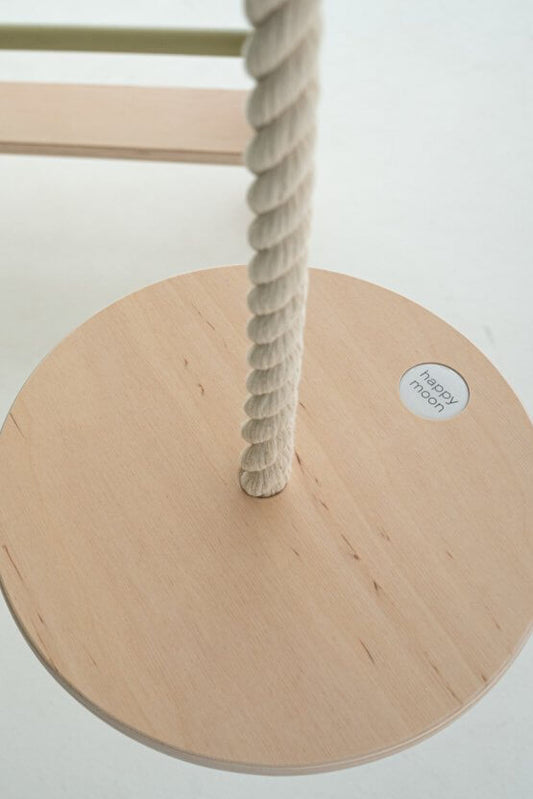Kletterwand Klimby "Gipfelstürmer" - Detailaufnahme des runden Holzsockels mit Seil.