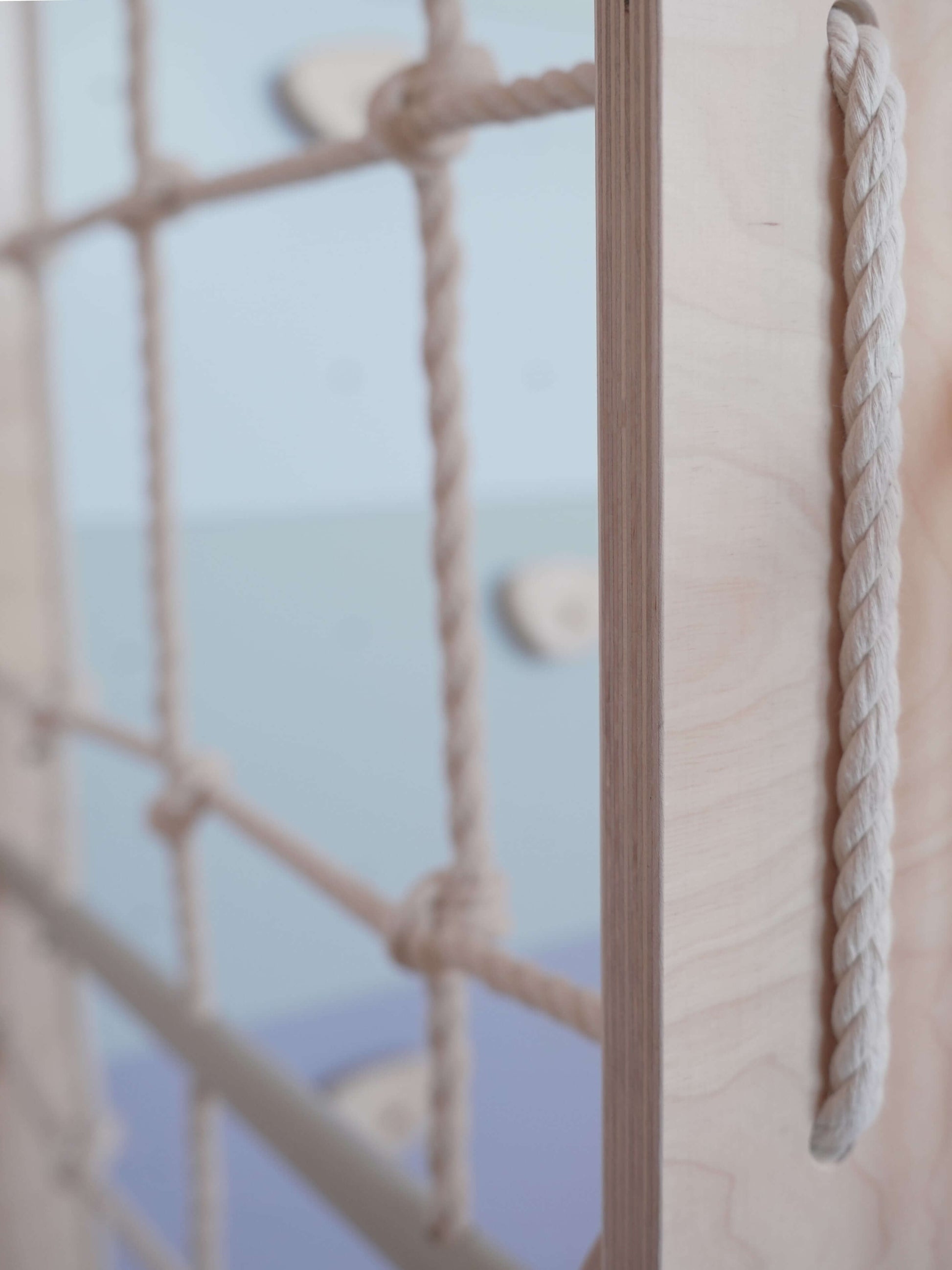 Detailaufnahme der Kletterwand Klimby "Eroberer" mit Seil und Struktur für ein Indoor Spielplatz Erlebnis.