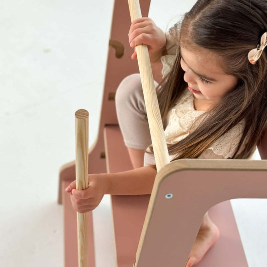 Lernturm TWINS für Geschwister & Zwillinge: Kind sitzt spielerisch auf einem Lernturm.