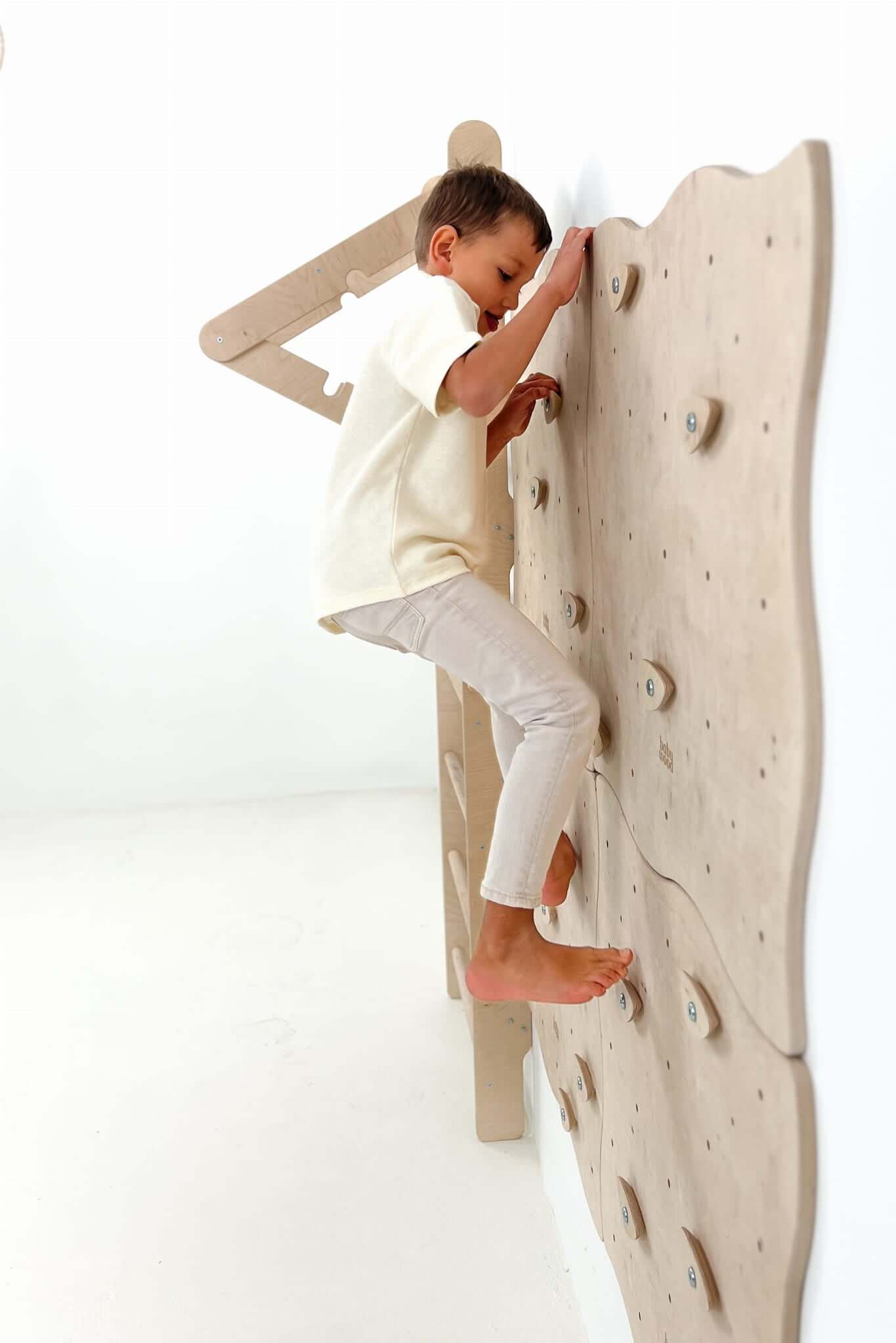 Modulare Kletterwand für Kinder
