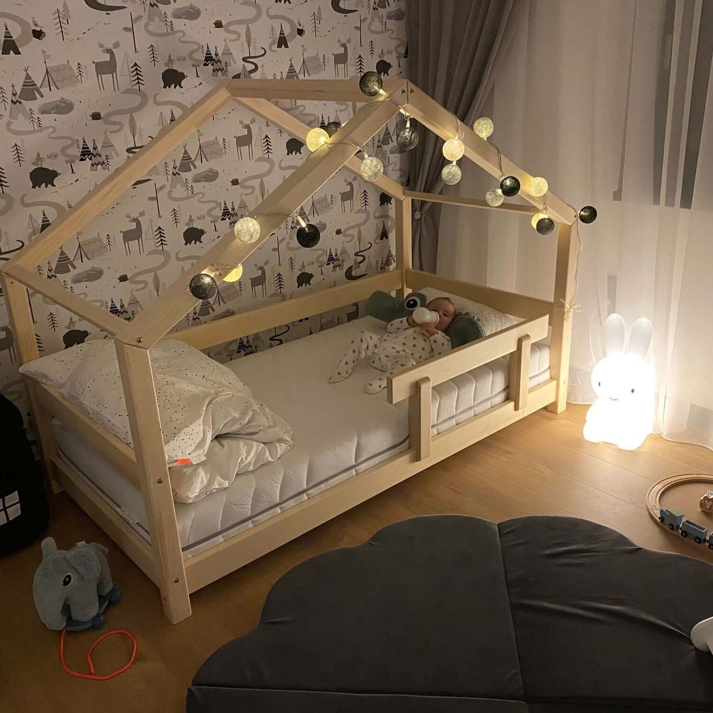 Hausbett NIKA für Kinder mit Rausfallschutz, versch. Maße & Farben