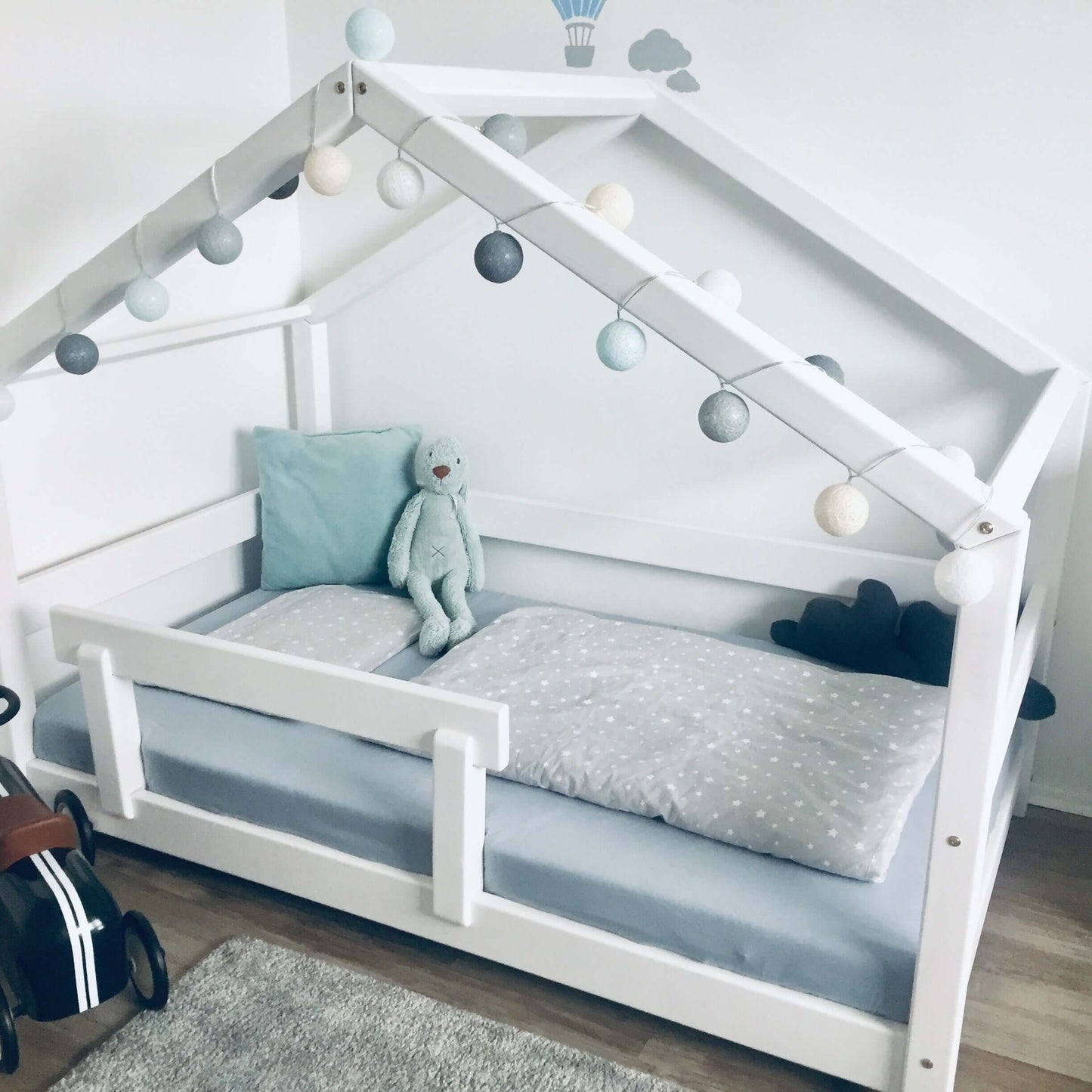 Hausbett NIKA für Kinder mit Rausfallschutz, versch. Maße & Farben