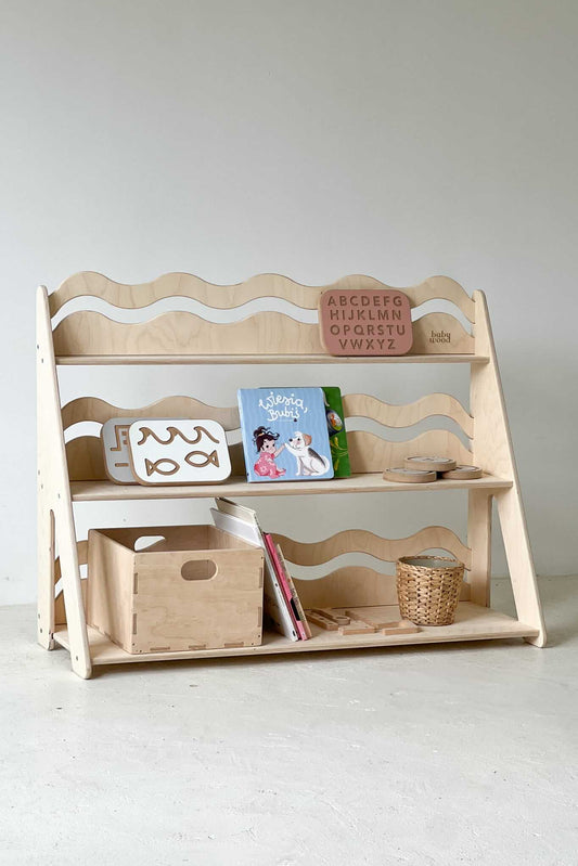 Spielzeugregal "WAVE" aus Holz, versch. Größen mit sanften Wellen und Spielen, ideal für Kinderzimmer.
