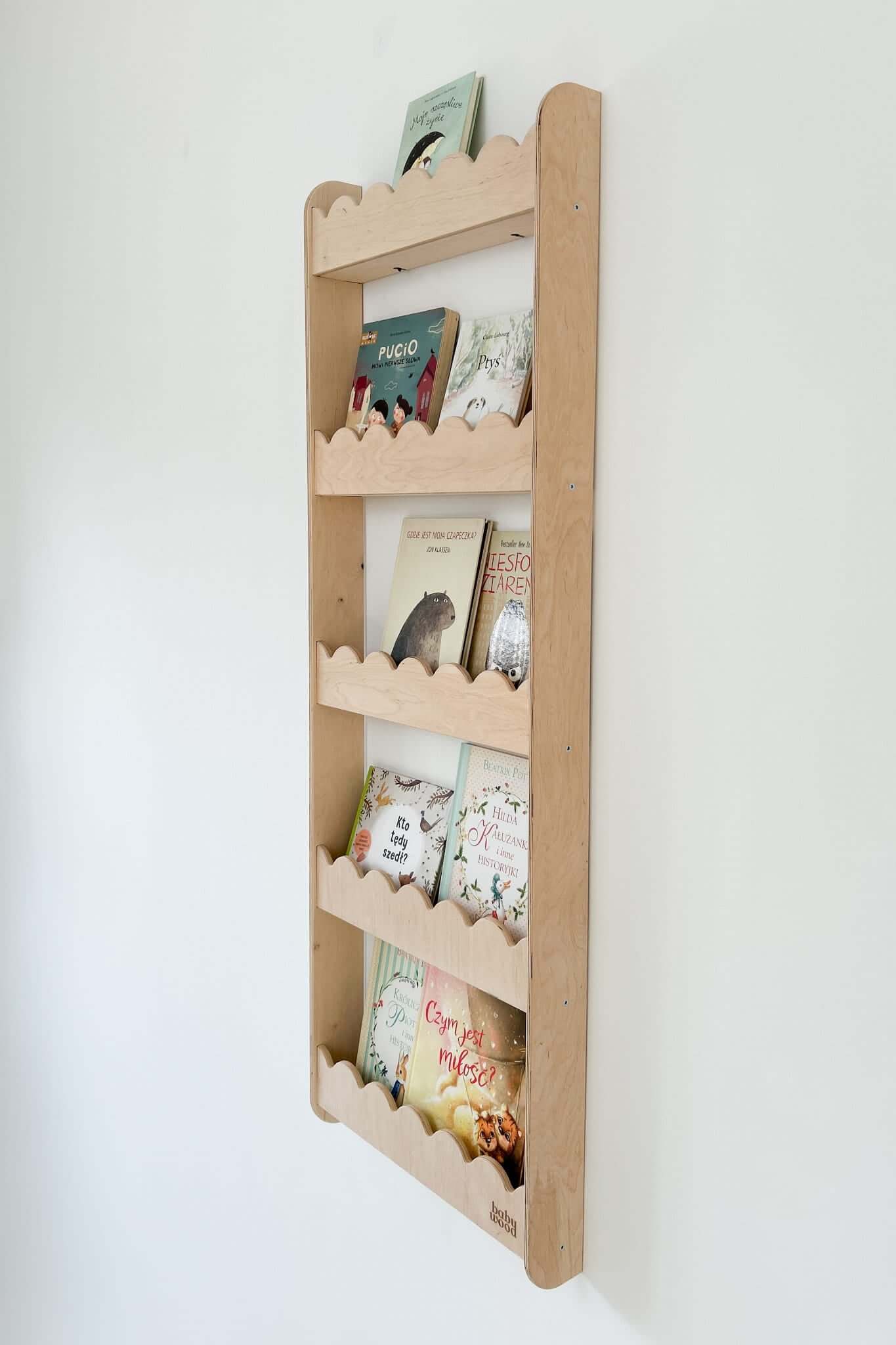 Wandregal für Bücher "Welle", versch. Größen und Farben mit Kinderbüchern in geschwungener Form.
