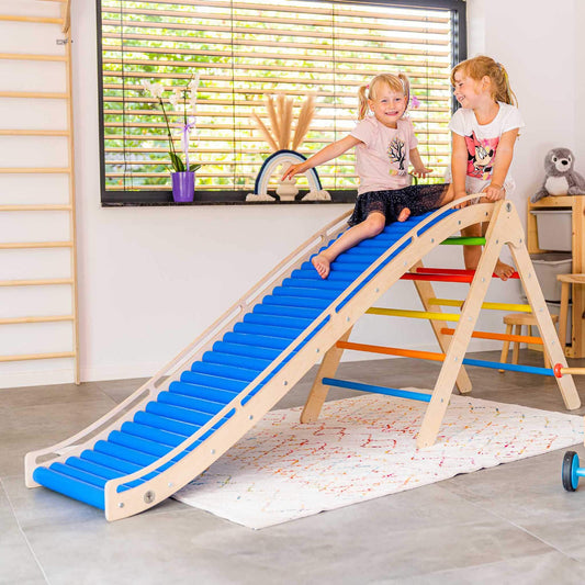 Wellenförmige Rollenrutsche für Kinder mit Holzrollen