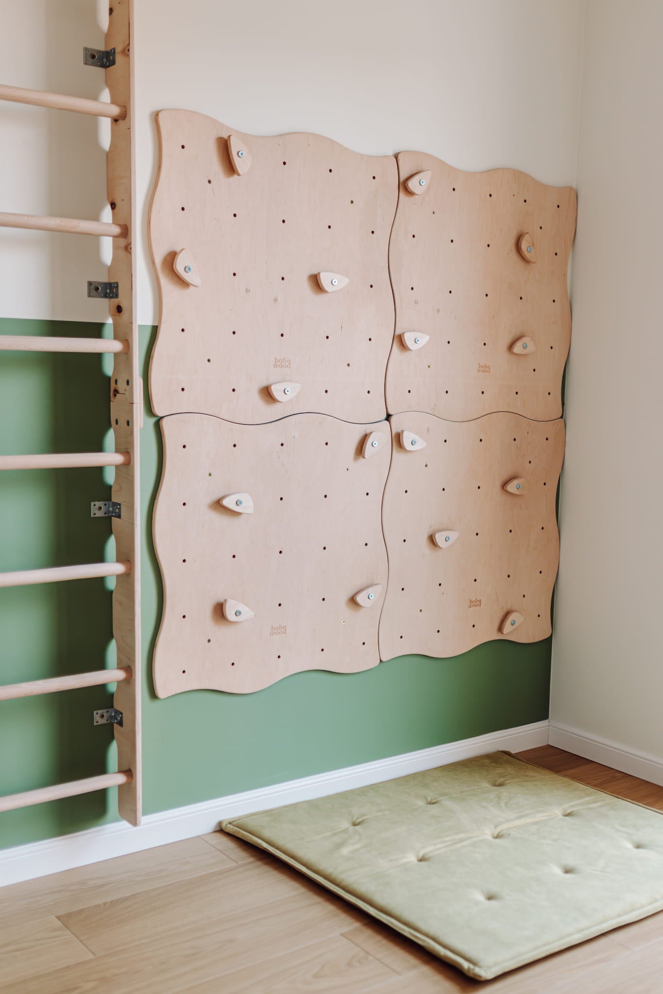 Modulare Kletterwand für Kinder