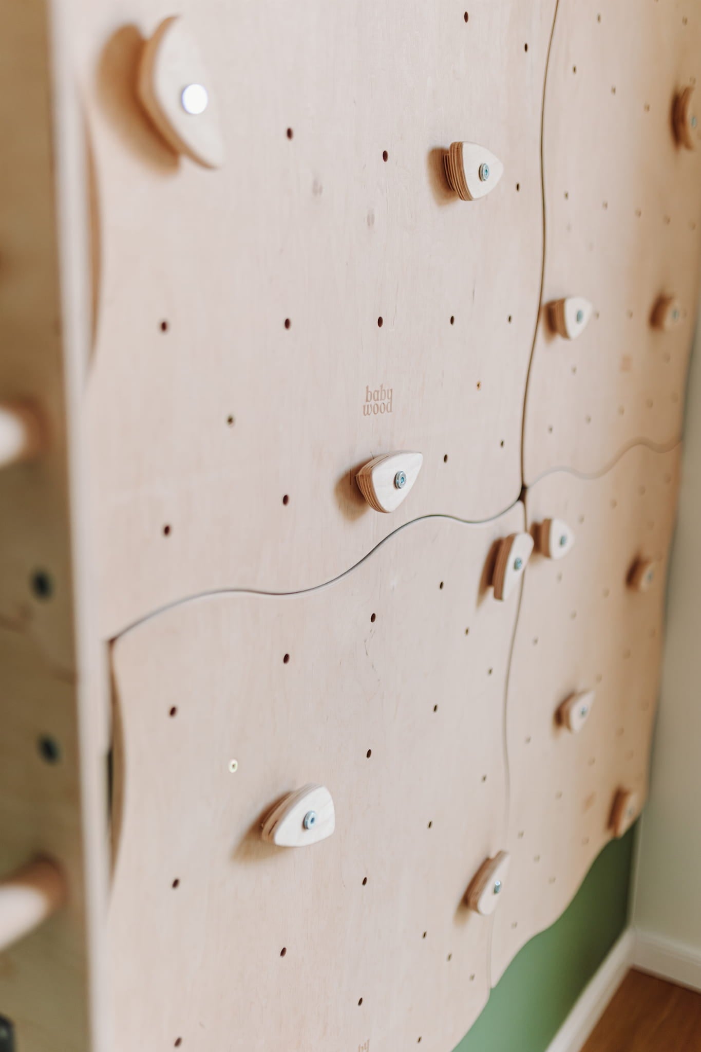 Modulare Kletterwand für Kinder