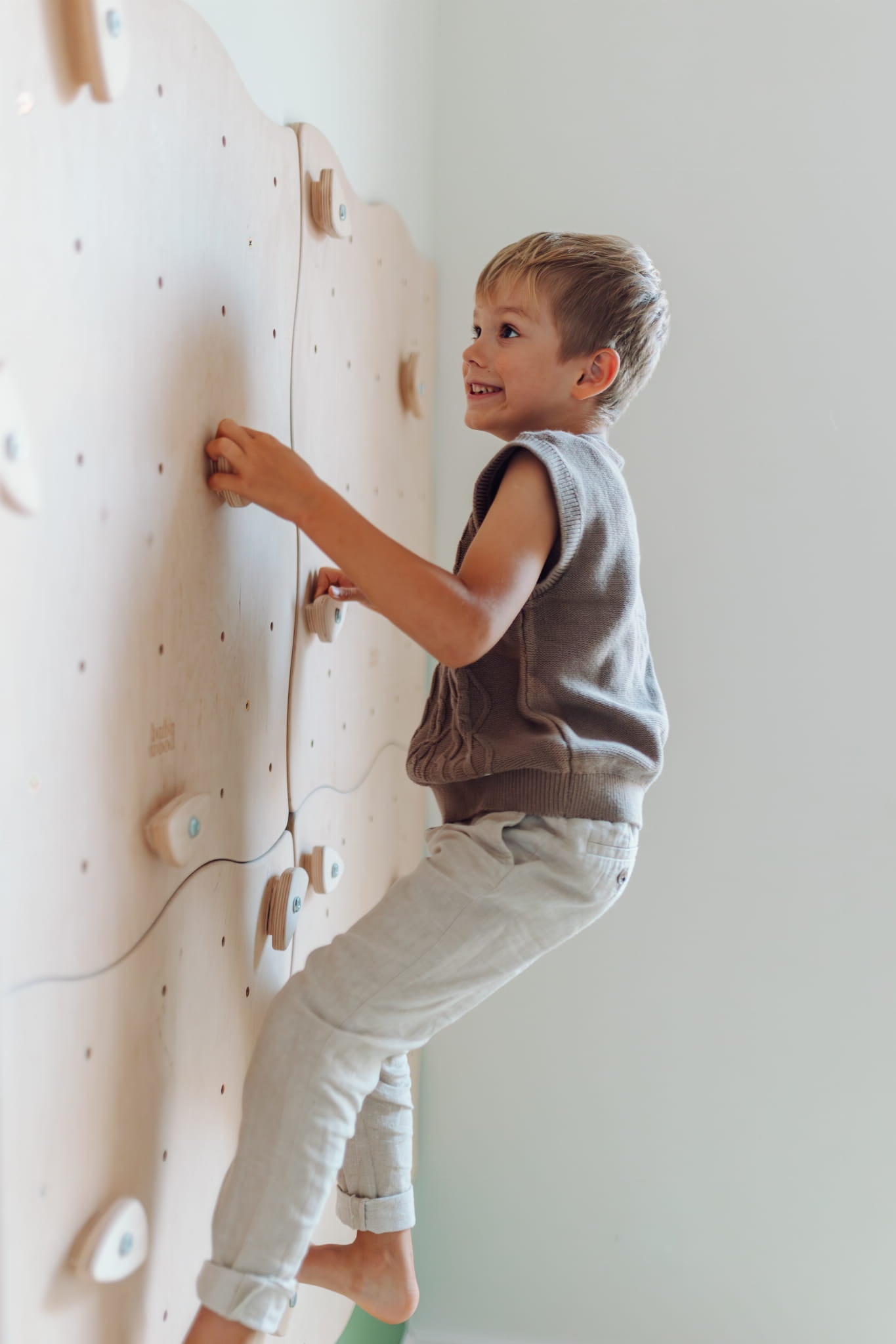 Modulare Kletterwand für Kinder