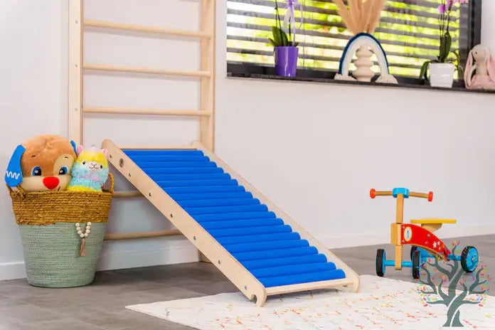 Rollenrutsche für Kinder, versch. Größen - bunte Holzrutsche im Spielzimmer mit Kinderspielzeug.