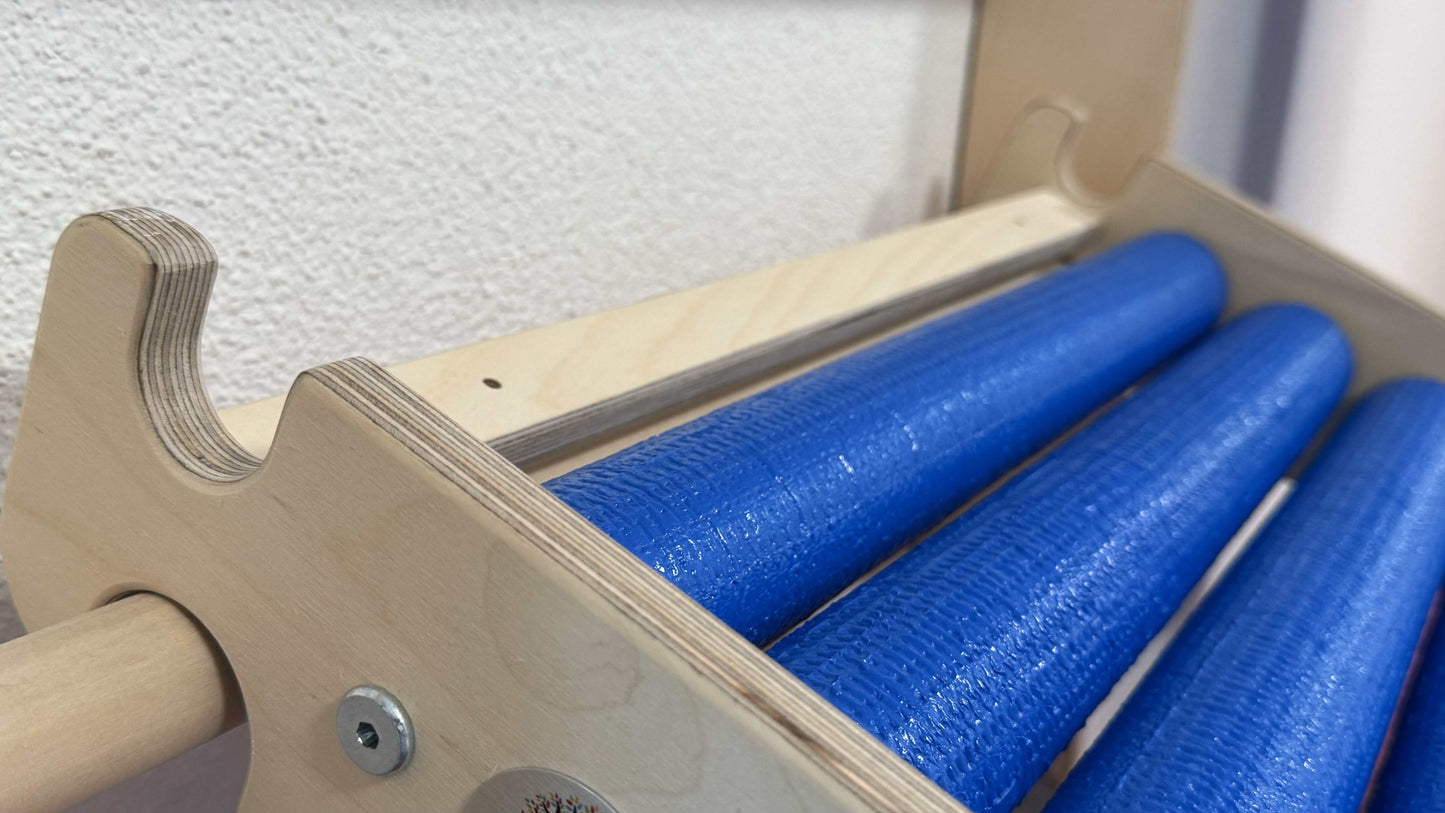 Wellen Rollenrutsche für Kinder mit blauen Rollen aus Schaumstoff für sicheres Rutschen und motorische Förderung.