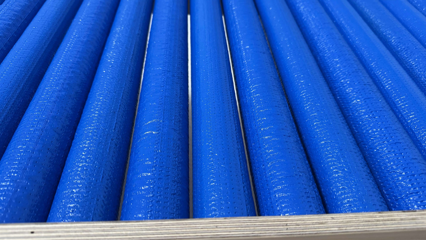 Detailaufnahme der blauen Rollen der Wellen Rollenrutsche für Kinder, die für sicheres Vergnügen beim Rutschen sorgen.