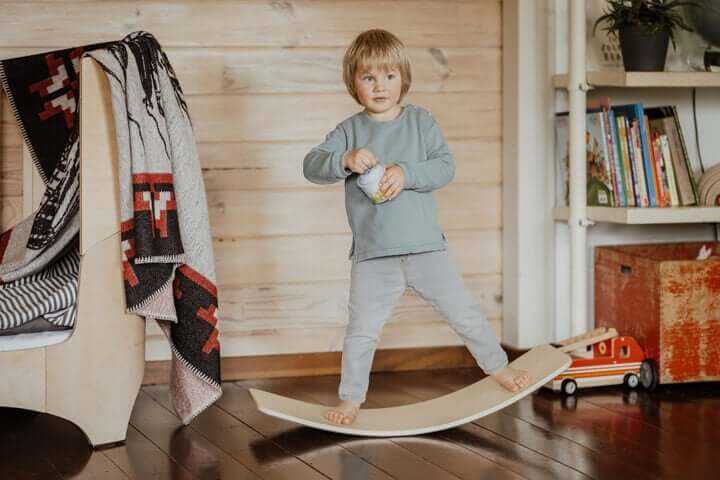 Balance Board und Schaukel für das Kinderzimmer