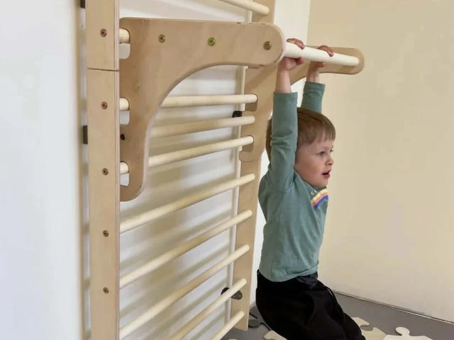 Kletterwand und Sprossenwand für Kinder