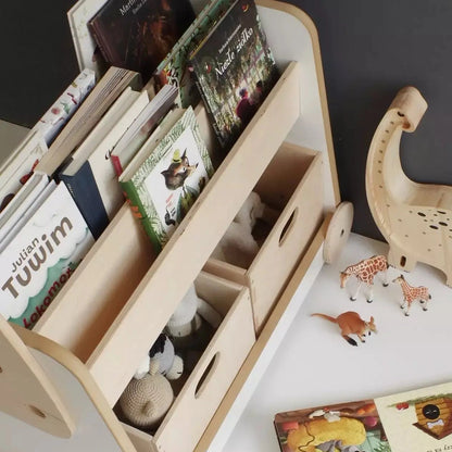 Bücherregal aus Holz auf Rädern