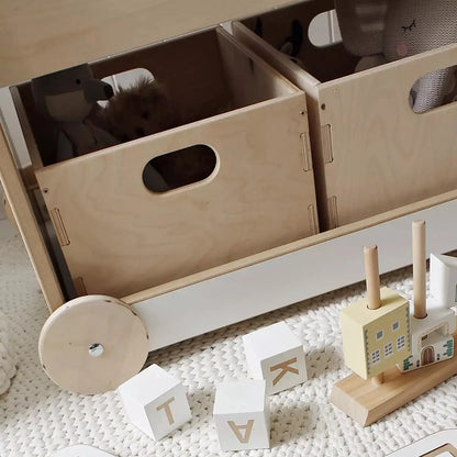 Bücherregal aus Holz auf Rädern
