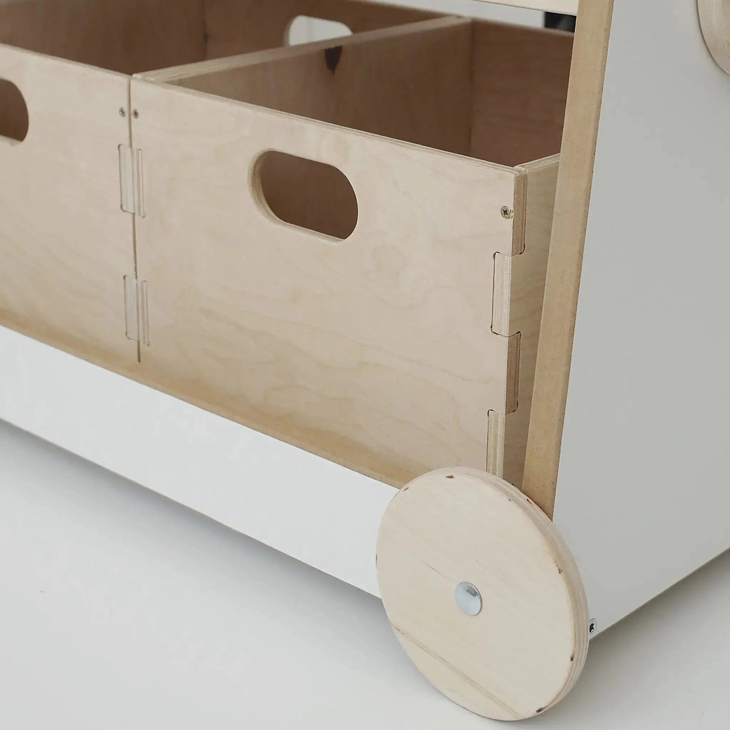 Bücherregal aus Holz auf Rädern