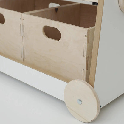 Bücherregal aus Holz auf Rädern