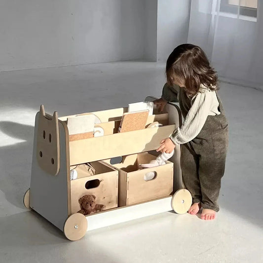 Bücherregal aus Holz auf Rädern