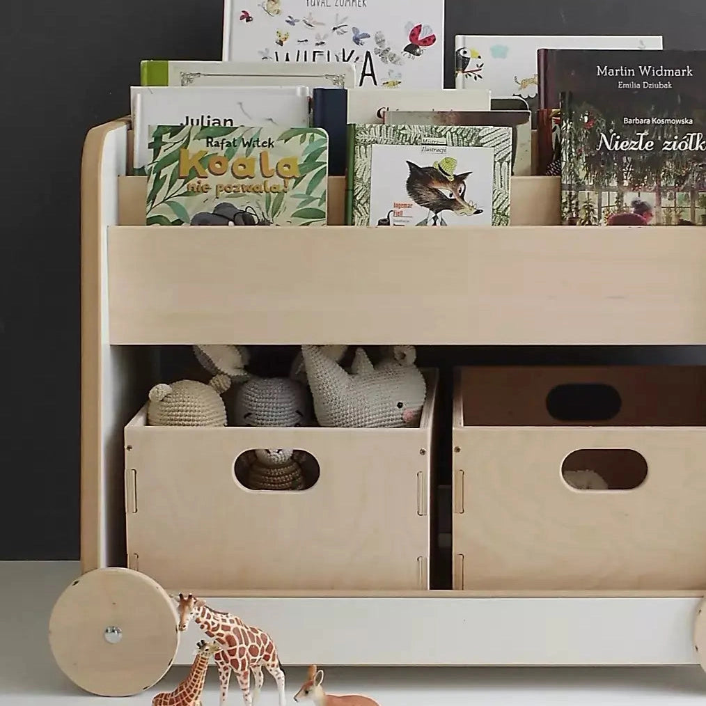 Bücherregal aus Holz auf Rädern
