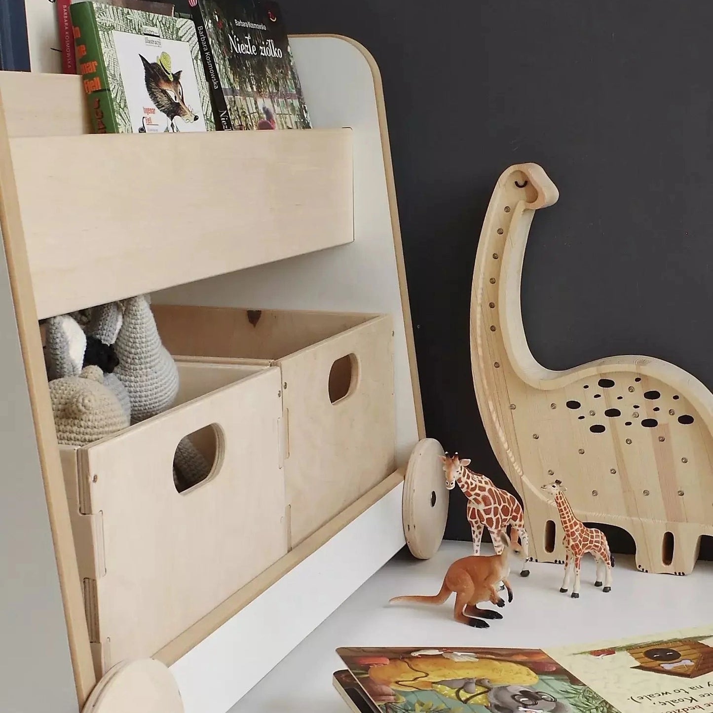 Bücherregal aus Holz auf Rädern