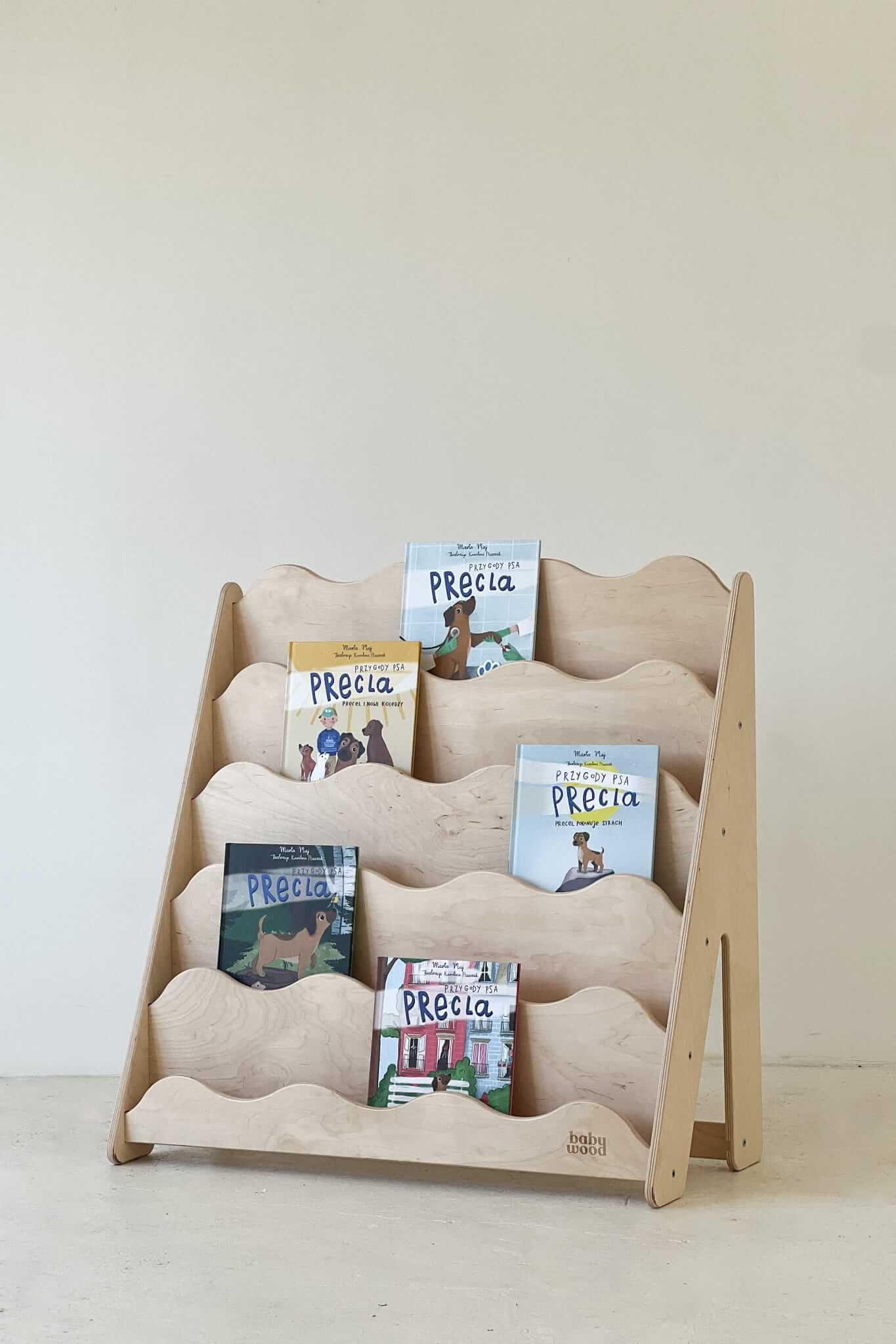 Bücherregal "WAVE" aus Holz für Kinder, mit bunten Büchern sichtbar und einladend präsentiert.