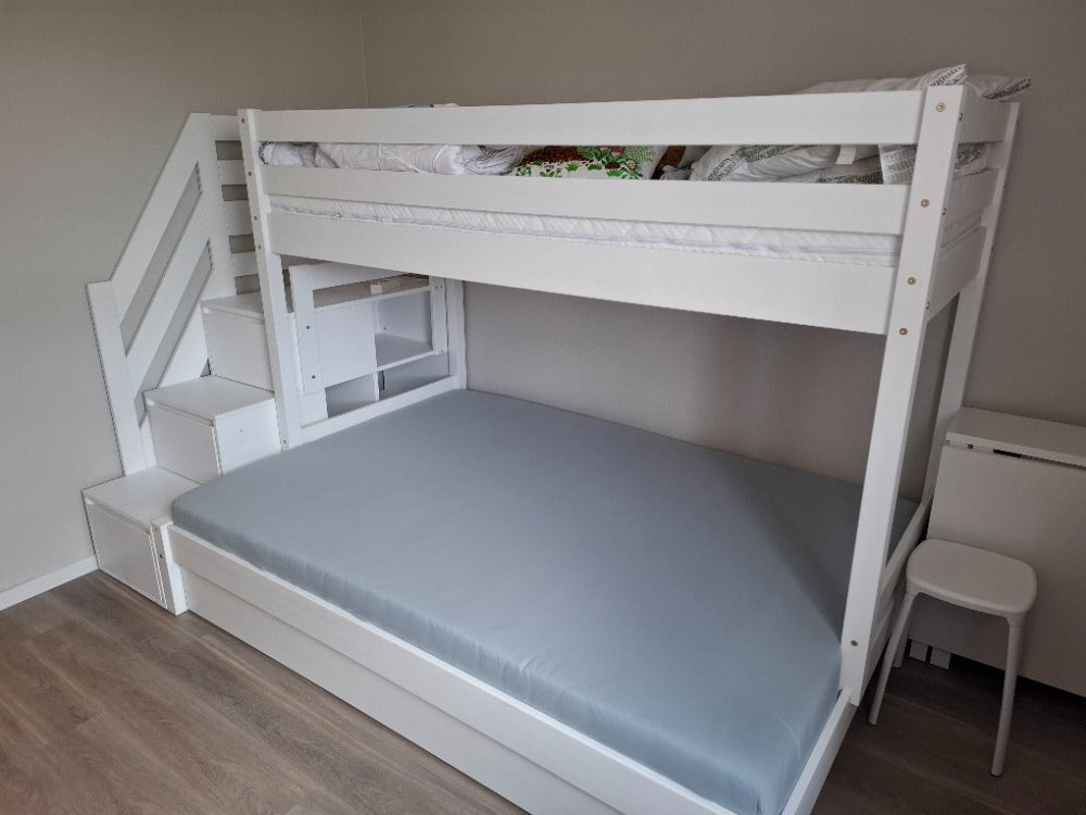 Holz Etagenbett HANNES für 3 Personen mit Stufenregal, 80x200 cm & 120x200 cm, versch. Farben